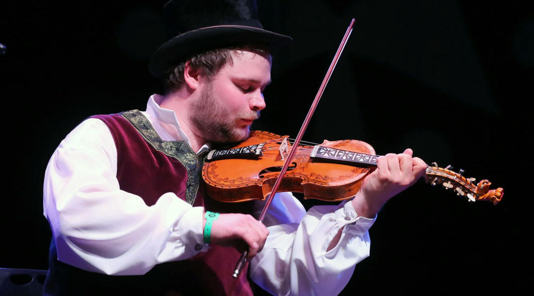 Foto av Alexander Røynstrand som spelar hardingfele